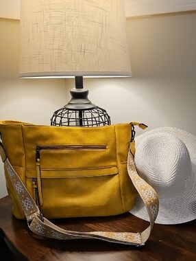 Large Gold Tote By Vaschy